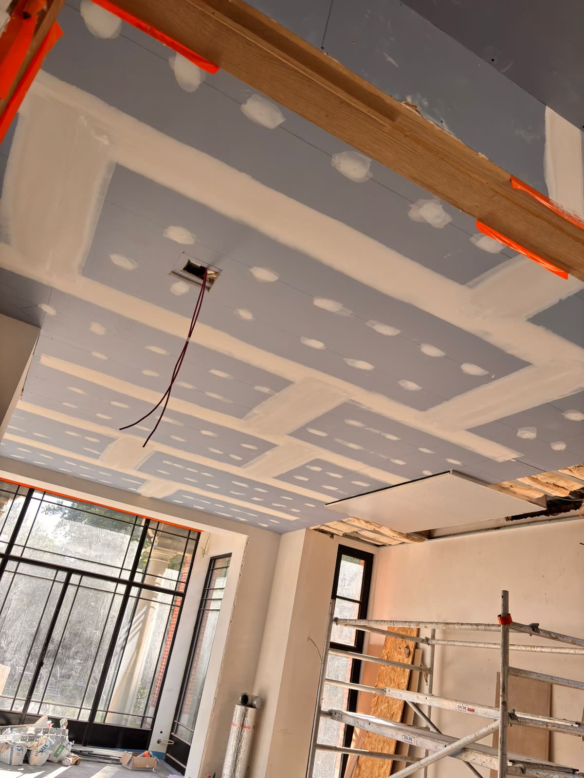 Faux plafond en cours de pose